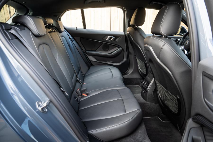 Интерьер BMW 118i Luxury Line (F40) 2019 года  (WW) (фото 28 из 40)